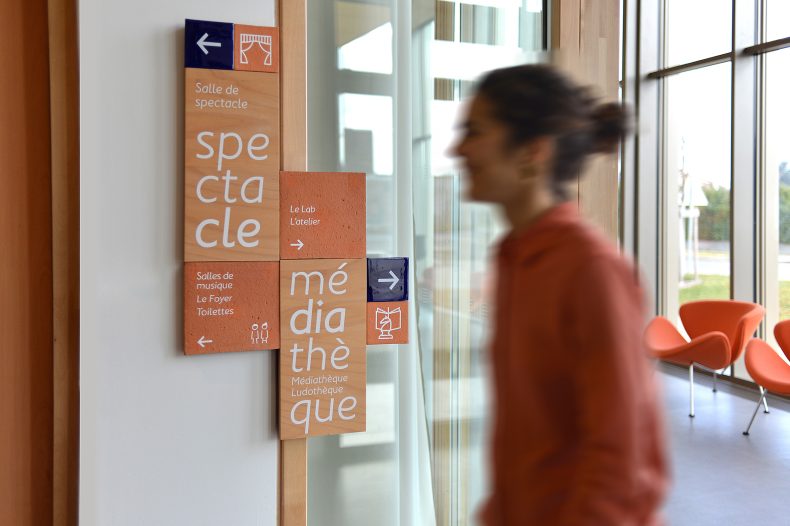 Signalétique pour la Maison de la culture de Colombier-Saugnieu